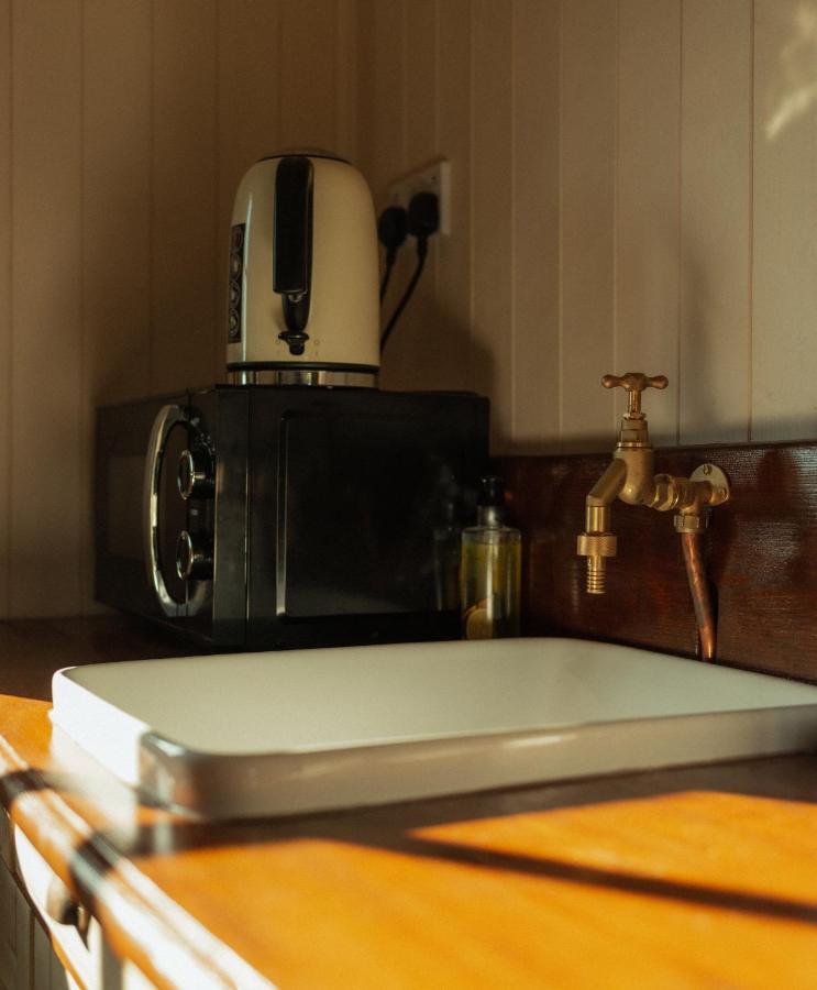 Glamping In Wiltshire In Our Luxury Shepherds Hut Chippenham  Bagian luar foto