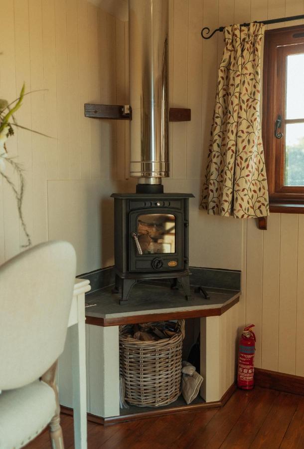 Glamping In Wiltshire In Our Luxury Shepherds Hut Chippenham  Bagian luar foto