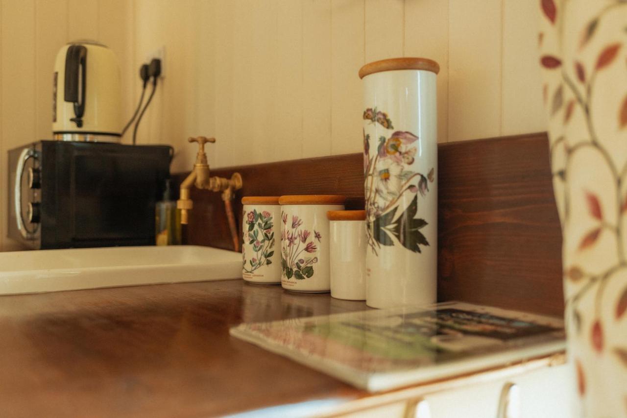 Glamping In Wiltshire In Our Luxury Shepherds Hut Chippenham  Bagian luar foto