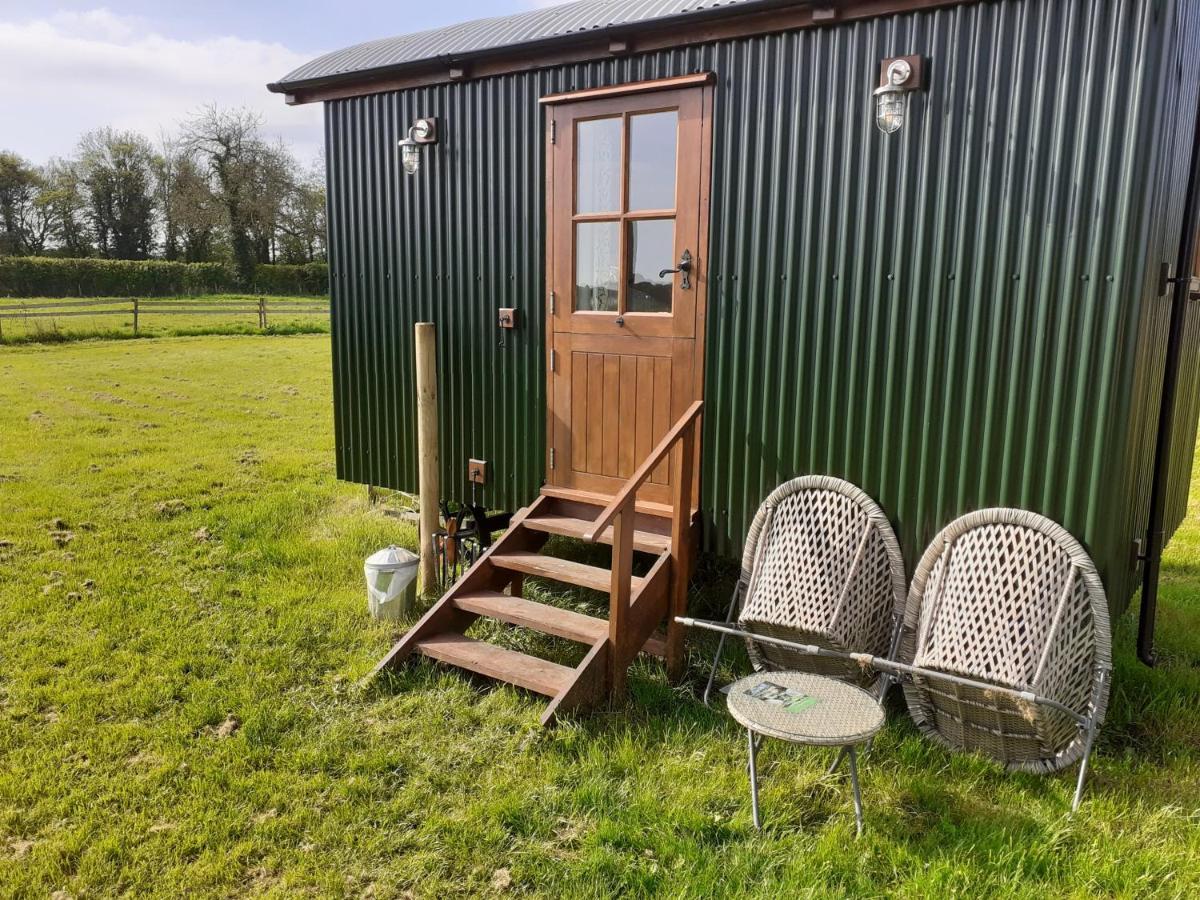 Glamping In Wiltshire In Our Luxury Shepherds Hut Chippenham  Bagian luar foto